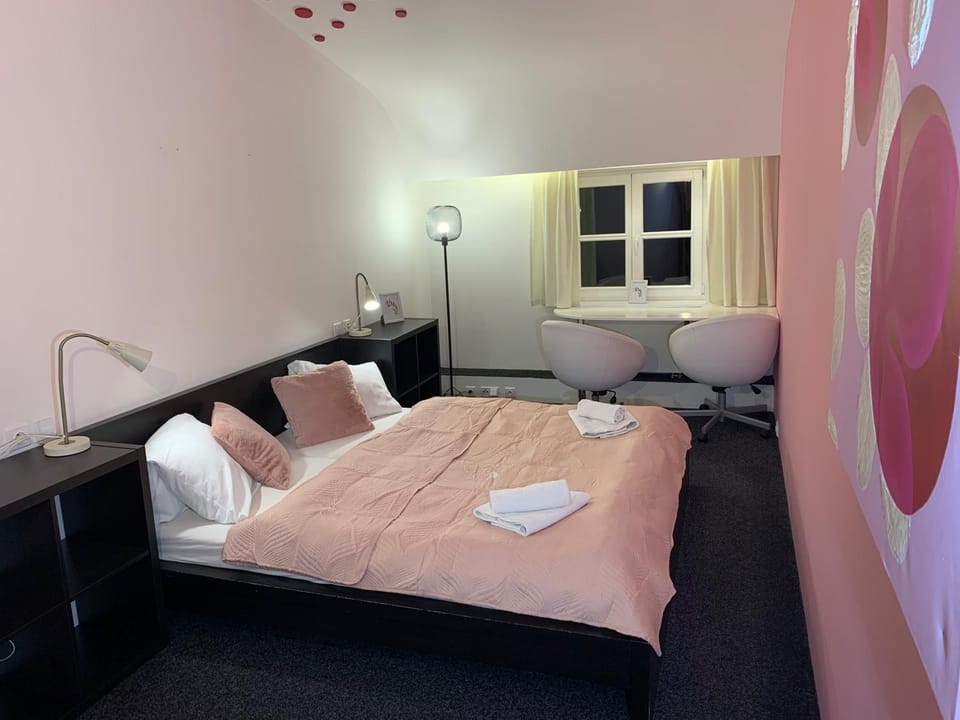 Bed, Photo of the whole room, Seating area, towels