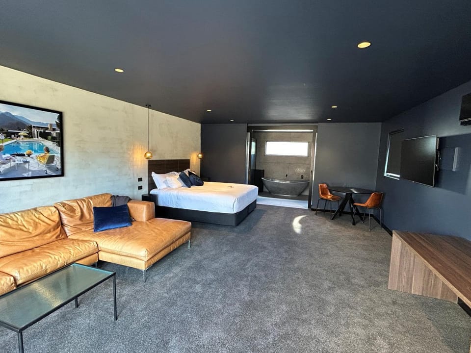 Bed, TV and multimedia, Living room, Photo of the whole room, Seating area, Bedroom