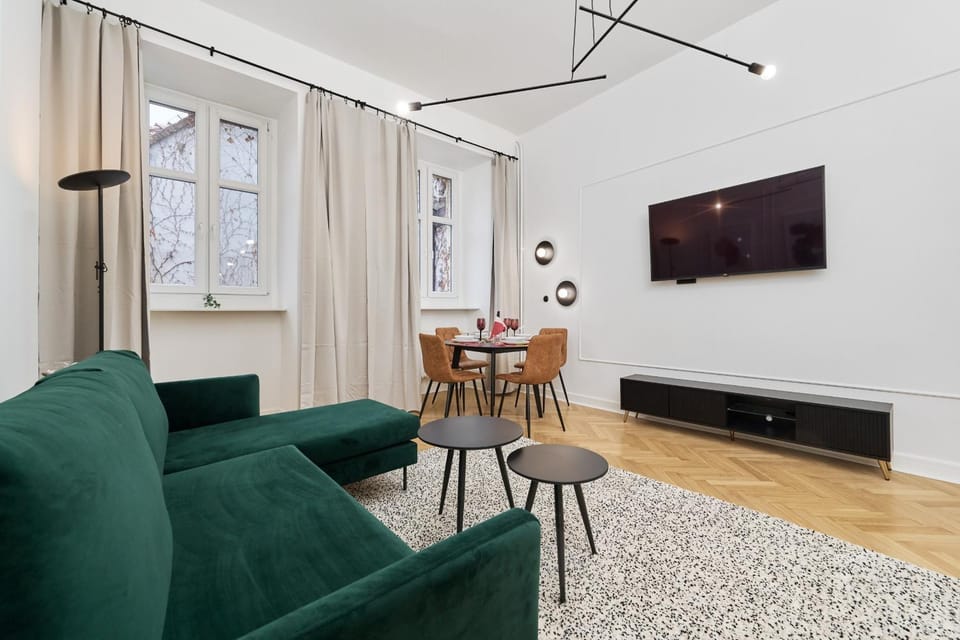 Communal lounge/ TV room, TV and multimedia, Living room, Seating area, Dining area