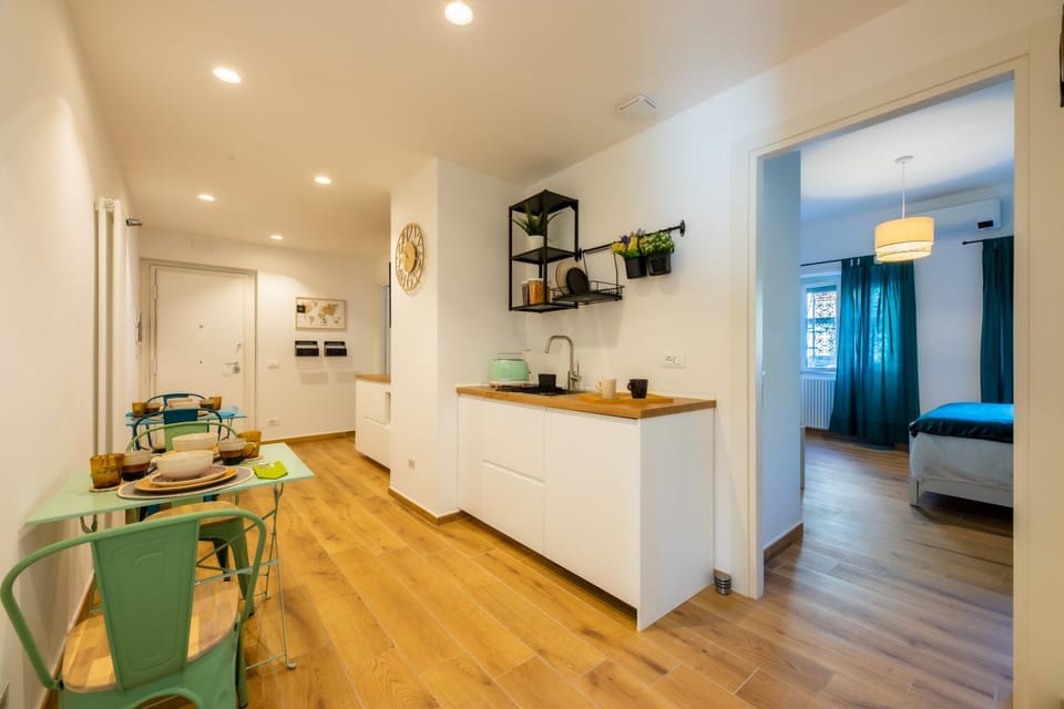Kitchen or kitchenette, Living room, Seating area, Dining area, Breakfast, Buffet breakfast, Italian breakfast, minibar