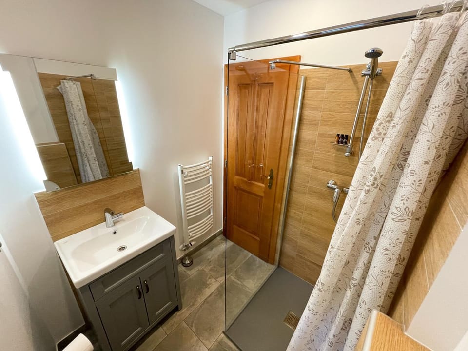 Shower, Bathroom, towels