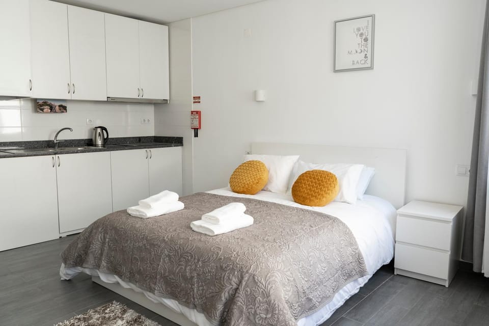 Bed, Kitchen or kitchenette
