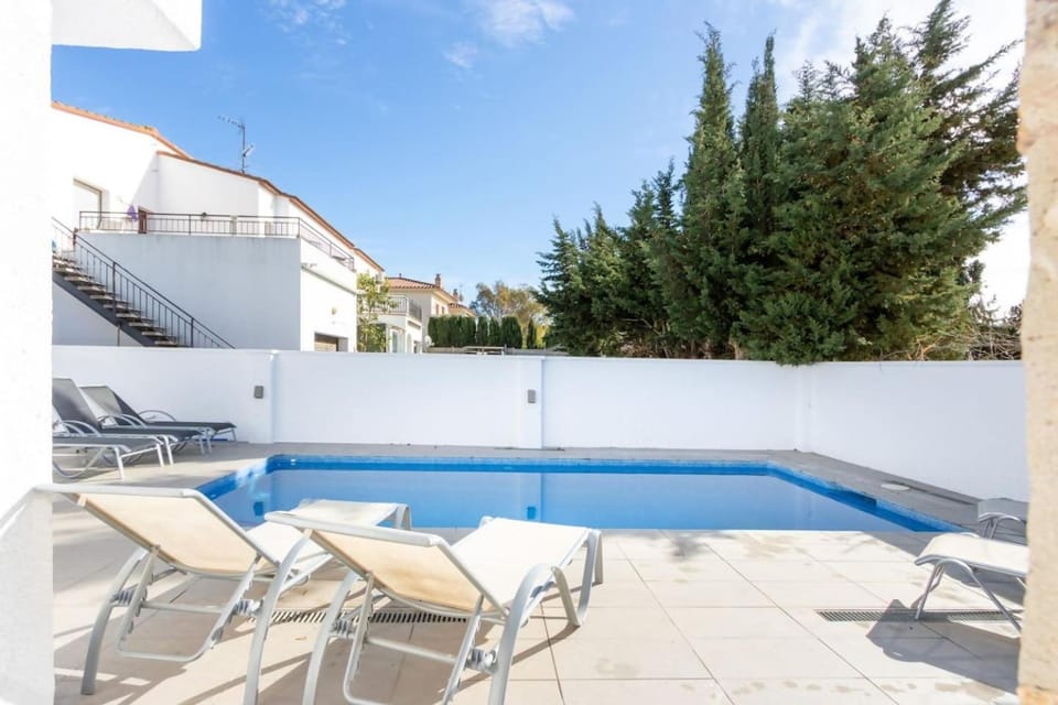 Piscina, mar y centro – Casa ideal para familias Villa in Alt Empordà