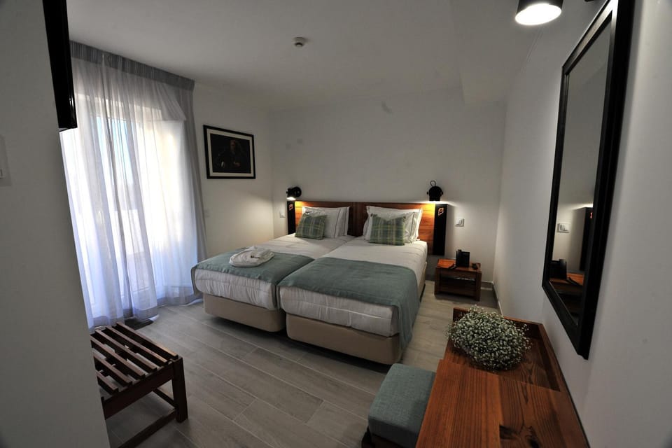 Nearby landmark, TV and multimedia, Photo of the whole room, Bedroom