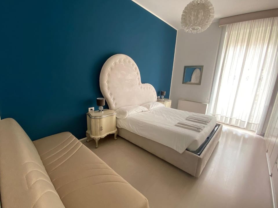 Bed, Seating area, Bedroom