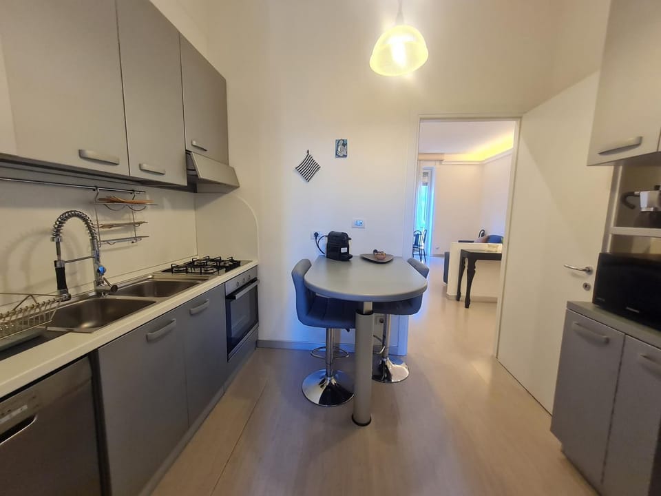 Kitchen or kitchenette, Dining area, dishwasher, minibar, pet friendly, stove