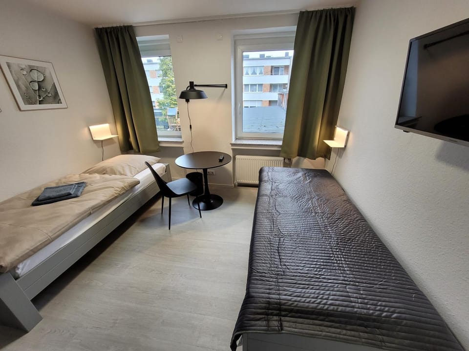 Bed, TV and multimedia, Photo of the whole room, Seating area, Bedroom