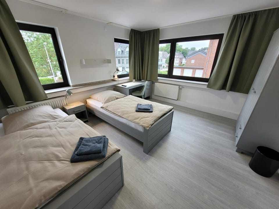 Bed, Photo of the whole room, Seating area