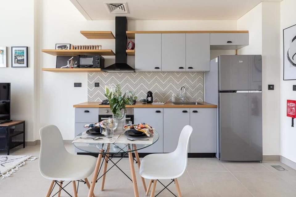 Frank Porter - Collective Tower 1 Apartment in Dubai
