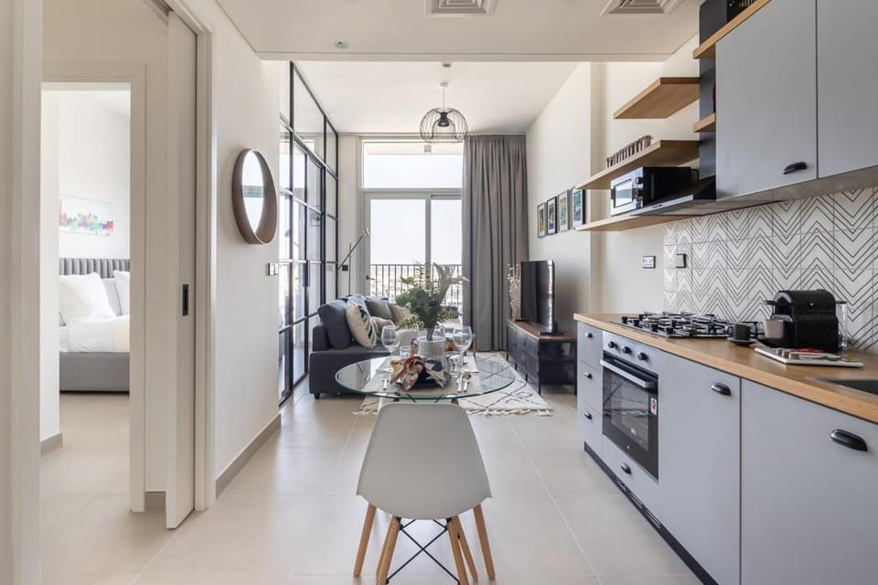 Frank Porter - Collective Tower 1 Apartment in Dubai