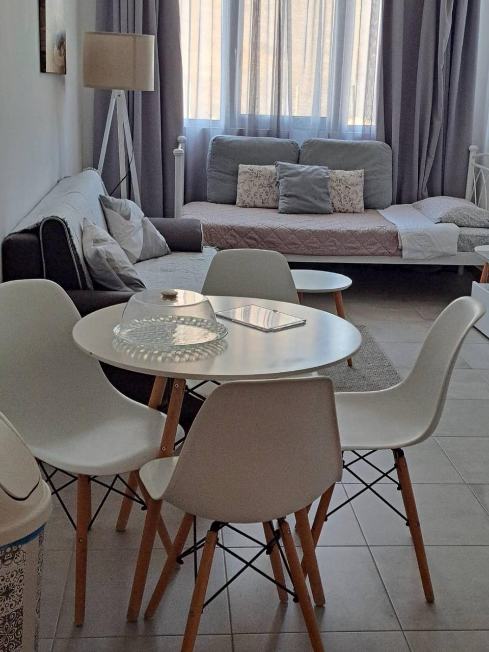 Bed, Dining area