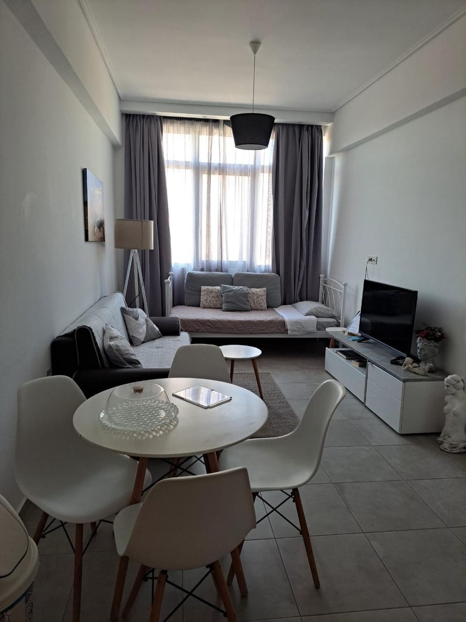 Bed, TV and multimedia, Living room