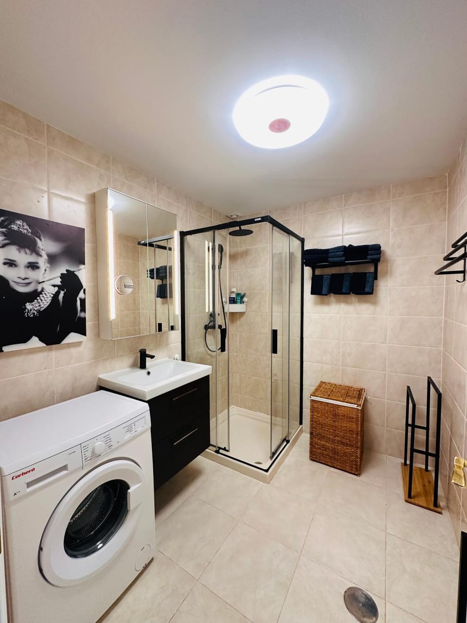 Shower, Bathroom, towels, washing machine