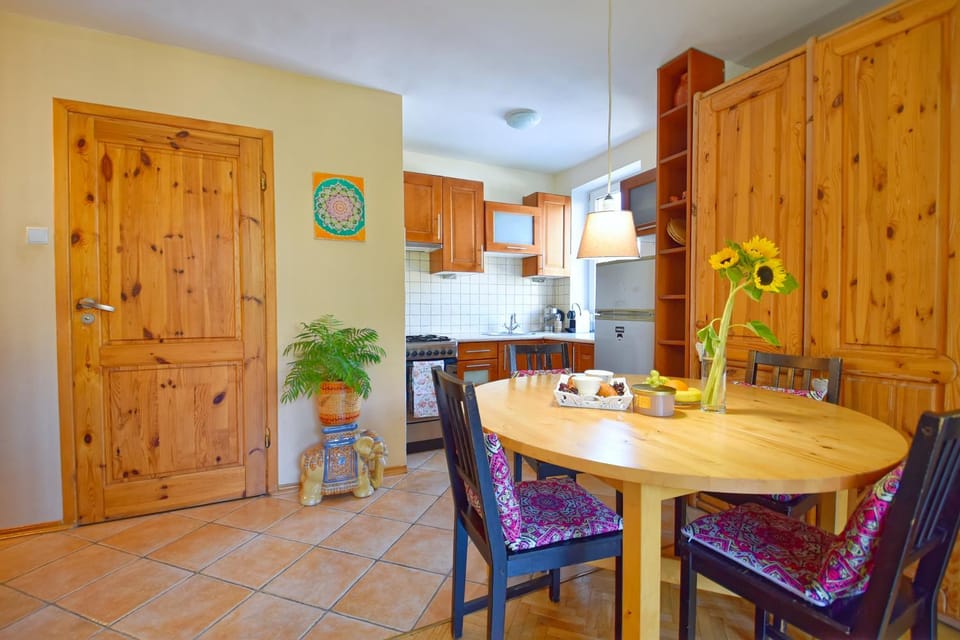 Dining area, kitchen