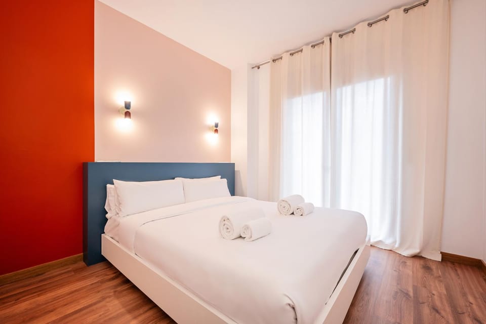 Photo of the whole room, Bedroom