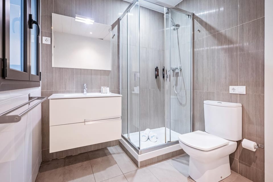 Shower, Toilet, Bath, towels