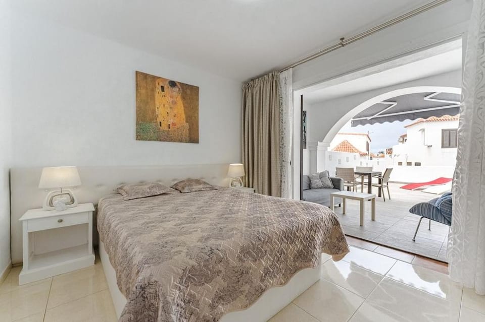 Beautiful apartments with large terrace close to the beach Apartment in Playa de las Americas