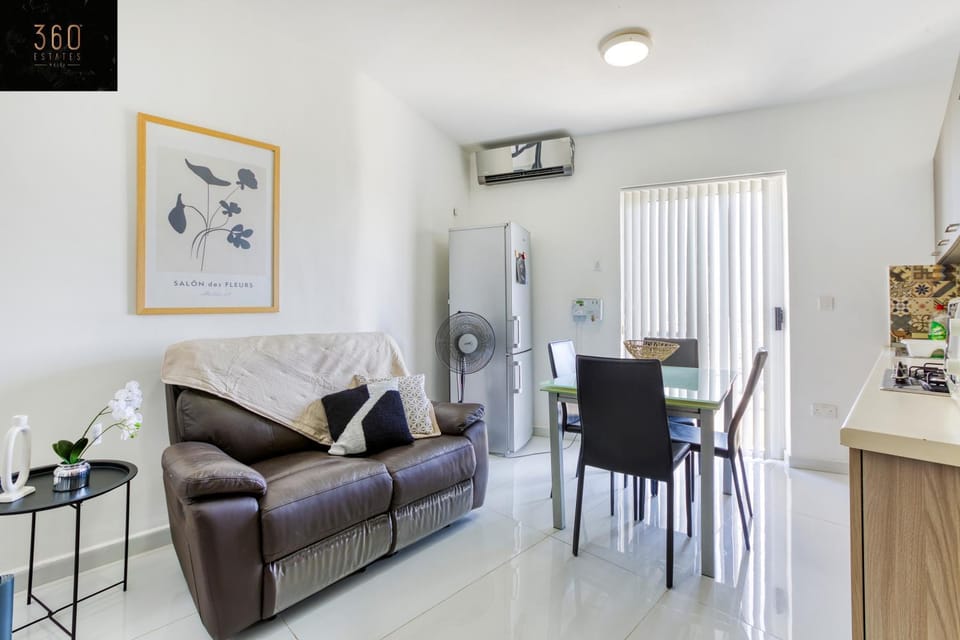 TV and multimedia, Living room, Seating area, Dining area, fireplace, air conditioner
