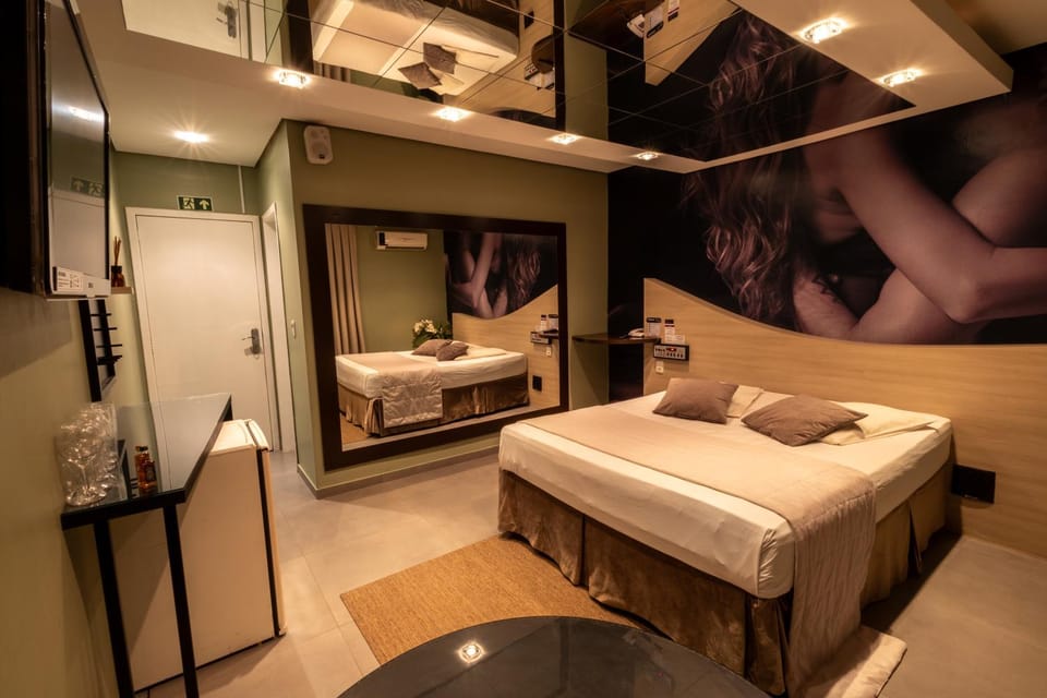 Bed, Bathroom, TV and multimedia, Bedroom, towels