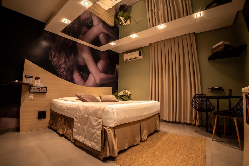 Bed, TV and multimedia, Photo of the whole room, Seating area, Bedroom, air conditioner