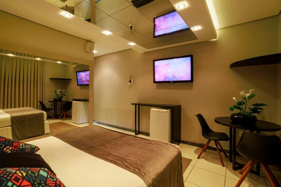 Bed, TV and multimedia, Photo of the whole room, Bedroom