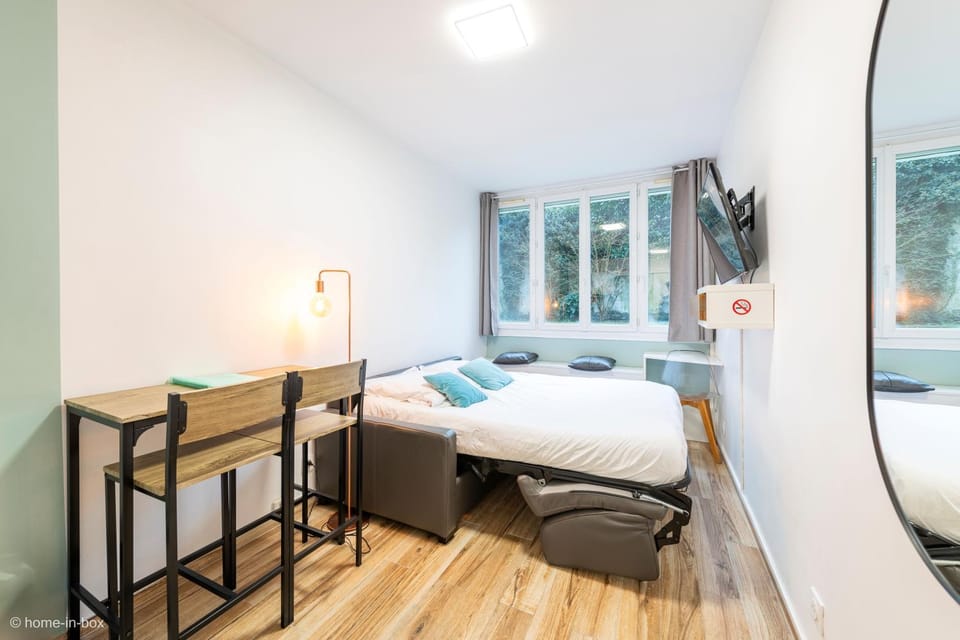 Bed, TV and multimedia, Living room, Decorative detail, Seating area