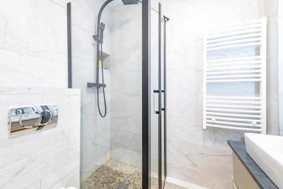 Shower, Toilet, Bathroom, towels