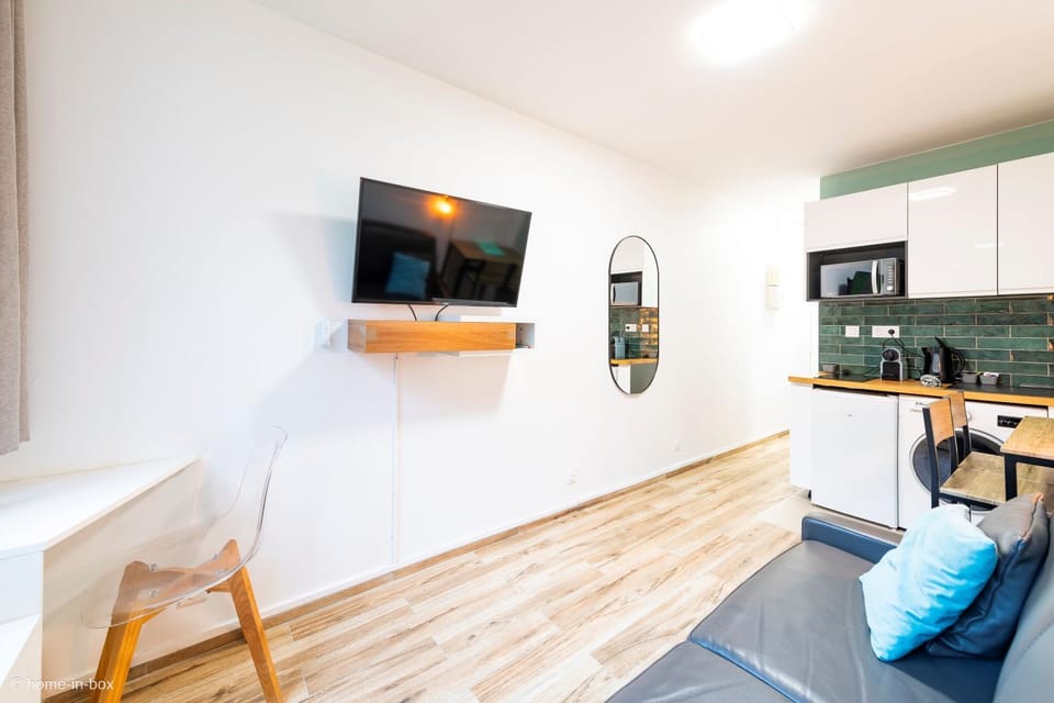 TV and multimedia, Living room, Decorative detail, Seating area