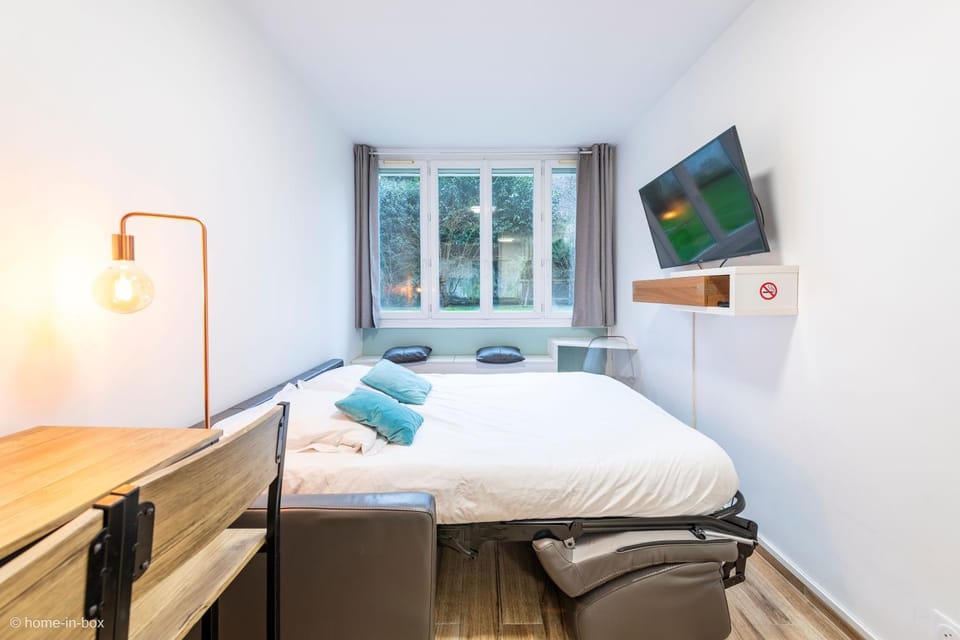 Bed, TV and multimedia, Living room, Decorative detail, Seating area