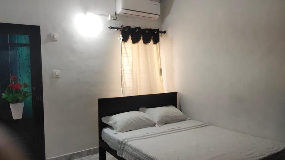 Photo of the whole room, air conditioner