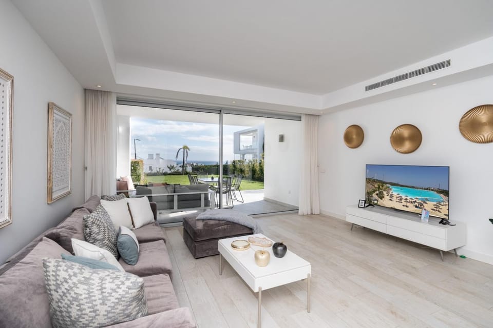 Natural landscape, TV and multimedia, Living room, Seating area