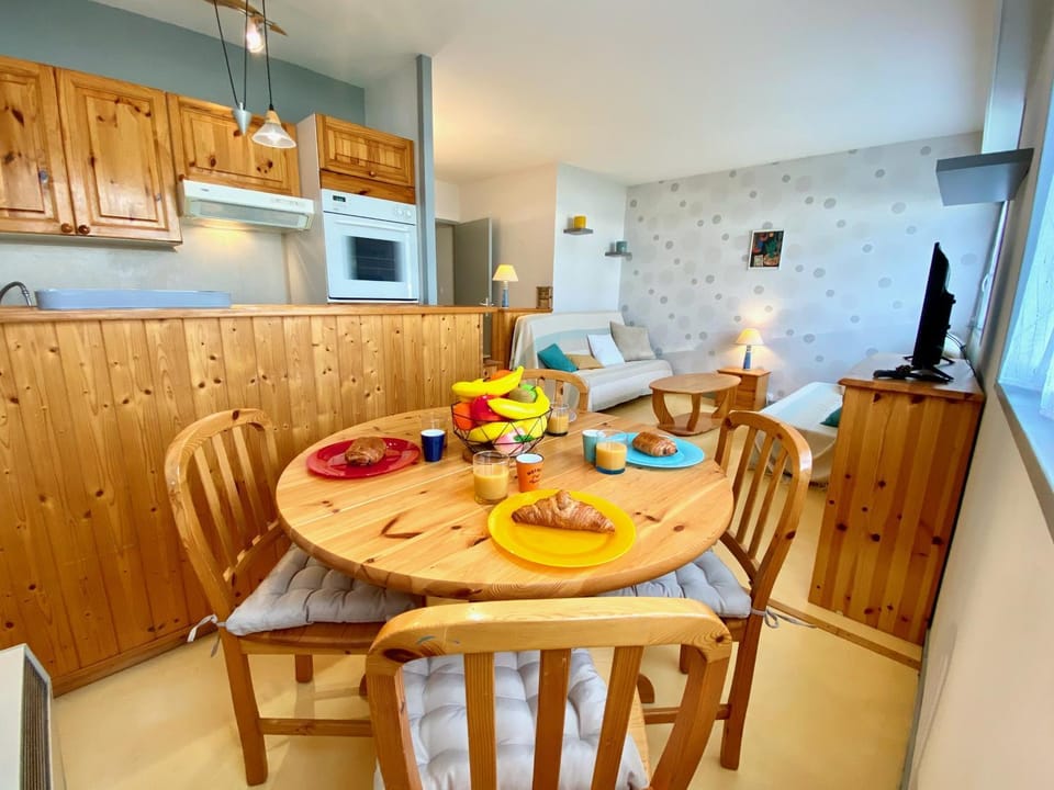 Kitchen or kitchenette, Seating area