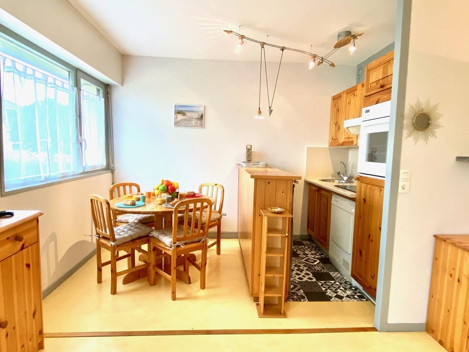 Kitchen or kitchenette, Dining area