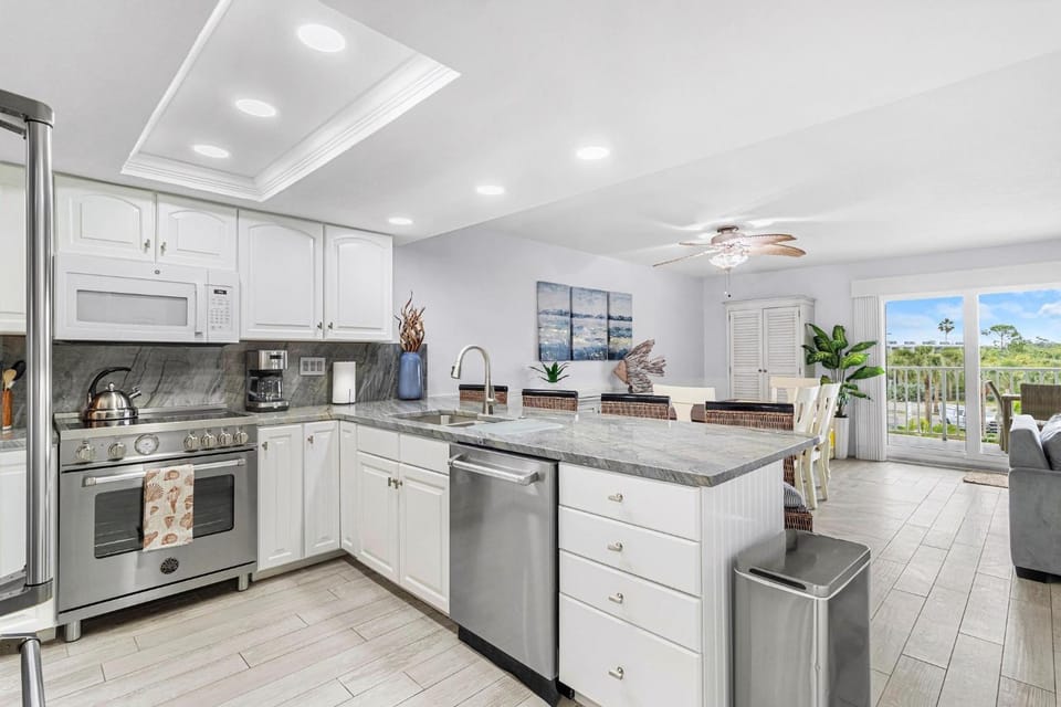 Kitchen or kitchenette, Dining area, oven, stove, toaster