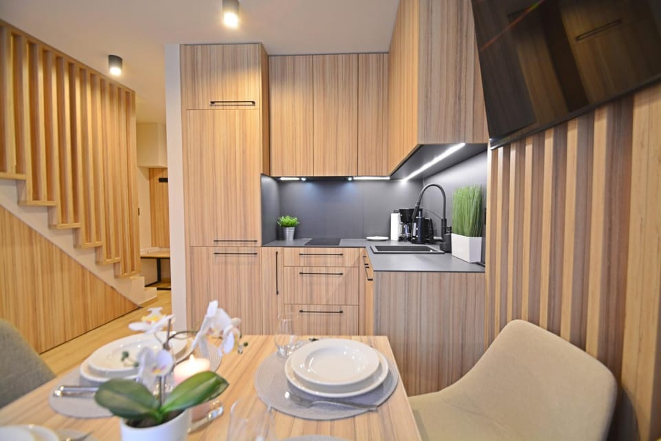 TV and multimedia, Coffee/tea facilities, Kitchen or kitchenette, Living room, Seating area, Dining area, stove