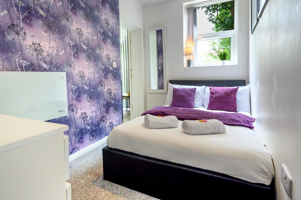 Bed, Photo of the whole room, Bedroom, towels