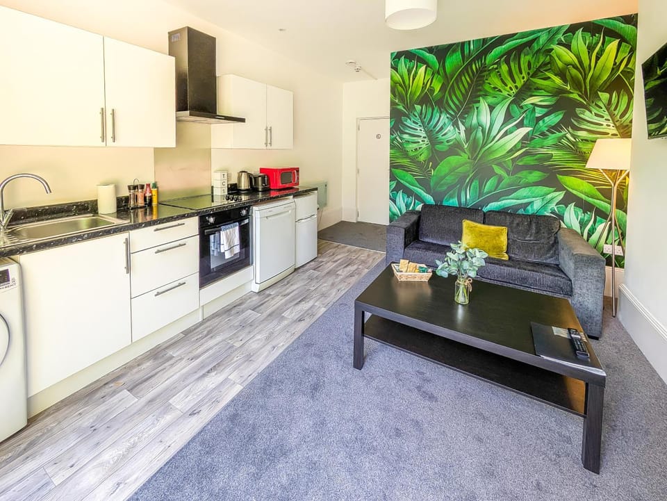 Coffee/tea facilities, Kitchen or kitchenette, Living room, oven, stove, toaster, washing machine