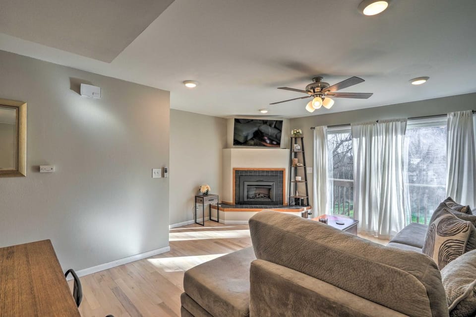 Lovely Iowa City Townhome ~ 3 Mi to Dtwn! House in Iowa City