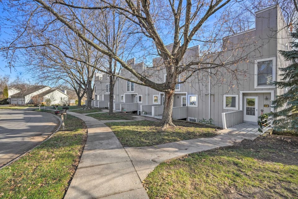 Lovely Iowa City Townhome ~ 3 Mi to Dtwn! House in Iowa City