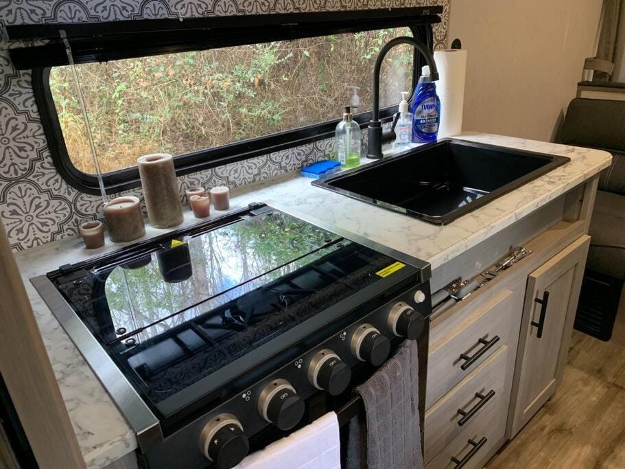 Kitchen or kitchenette, pet friendly, stove