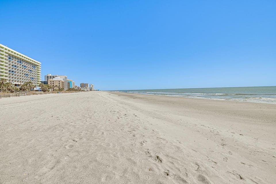 Oceanfront Condo in Myrtle Beach: Near Restaurants Apartment in Myrtle Beach