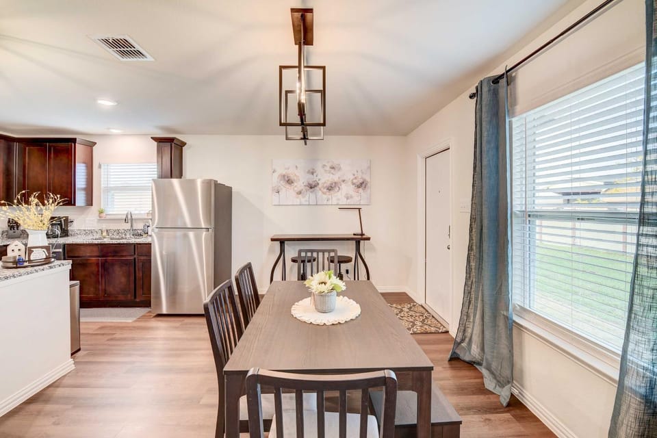 6 Mi to Waco! Home for Families and Pets House in Bellmead