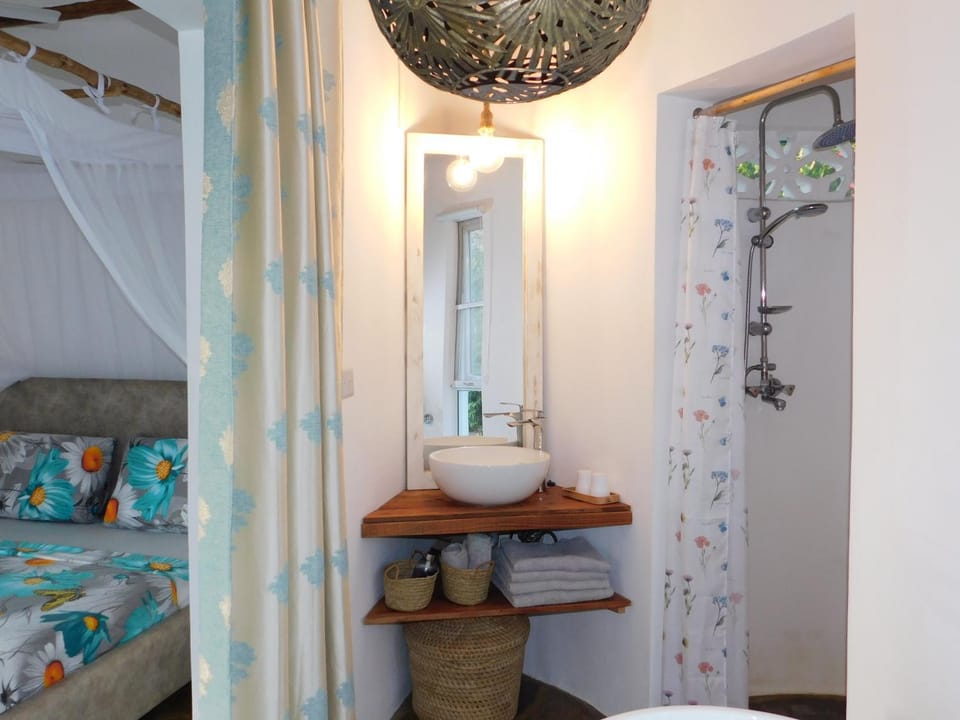 Shower, Bed, Bathroom, Photo of the whole room, Bedroom