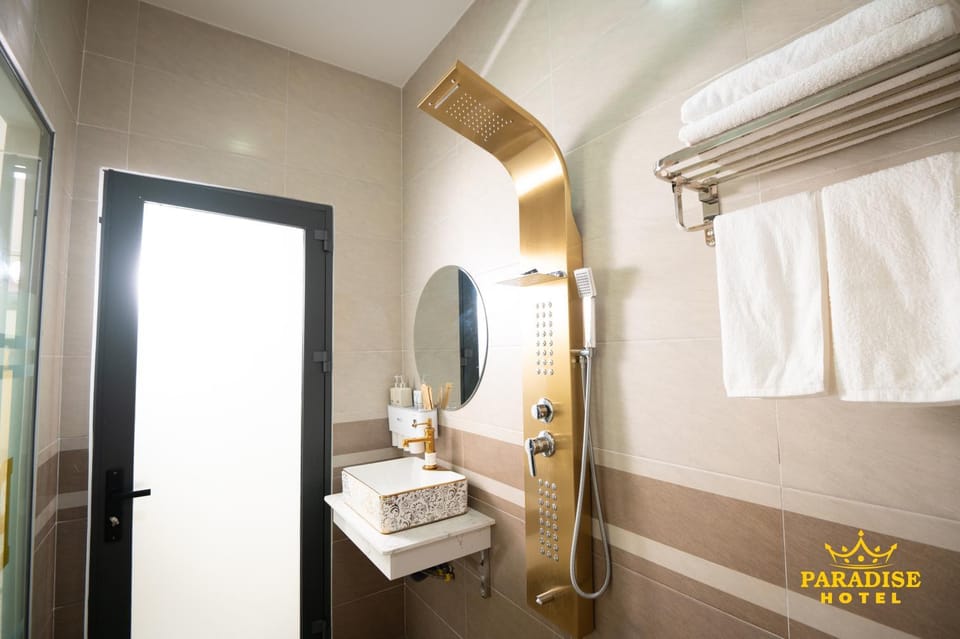 Shower, Toilet