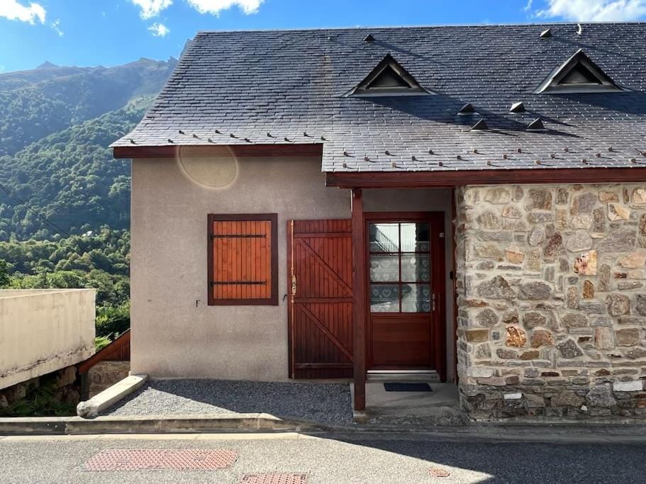 T3 rénové avec balcon, vue montagne et Parking. Apartment in Cauterets