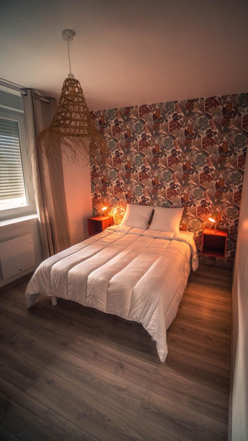 Bed, Photo of the whole room, Bedroom, towels