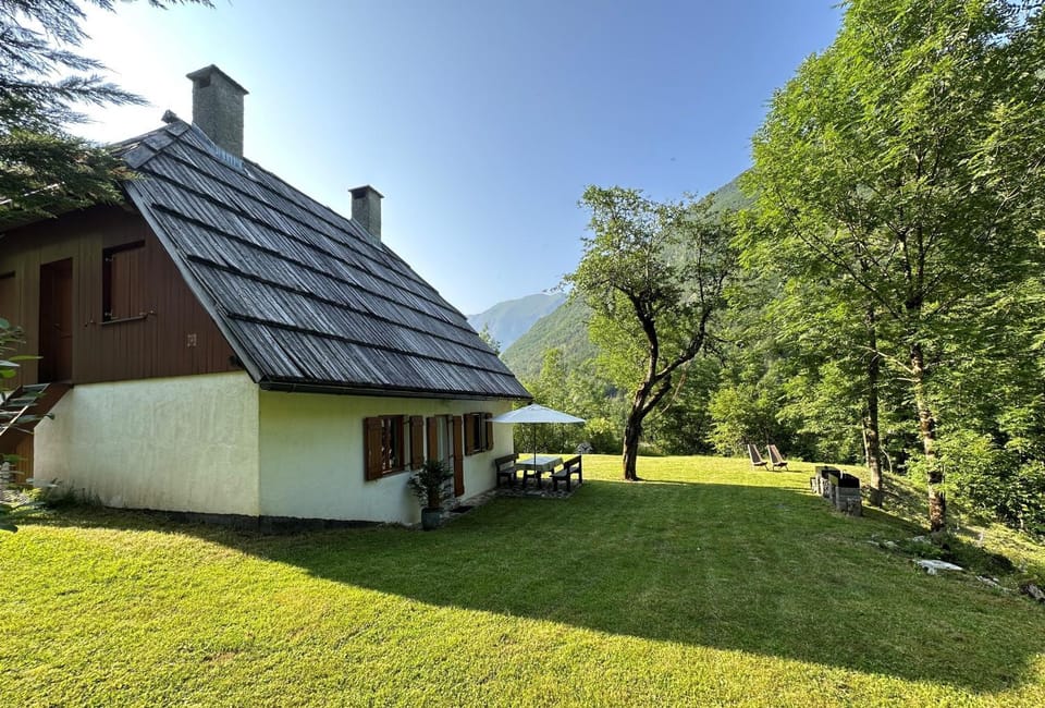 Property building, Patio, Natural landscape, Garden, Balcony/Terrace