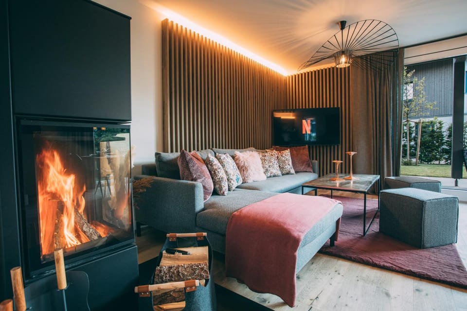 TV and multimedia, Living room, Photo of the whole room, Seating area, Garden view, fireplace, flat iron