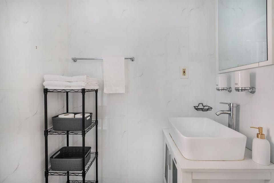 454-4R New 2BR prime midtown Best value Sleeps 5 Apartment in Midtown