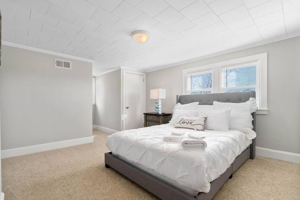 Cozy 4B Retreat Near Uptown King Beds Sleeps 12 House in Charlotte
